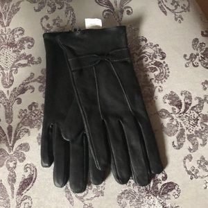 NWOT Woman’s leather gloves with bow